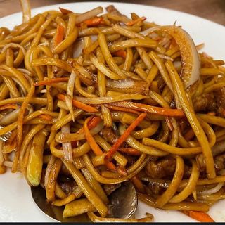 Tallarines Frito Con Tres Delicias