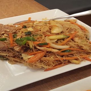 Fideos De Arroz Con Tres Delicias