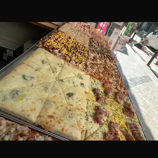Porción pizza atún y cebolla
