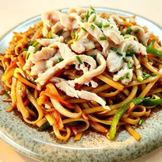 30.Tallarines fritos con pollo