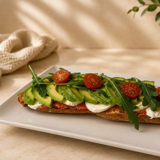 T. Aguacate, Queso fresco, Rúcula y Cherry
