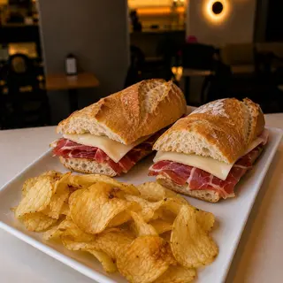 B. Jamón Serrano y Queso