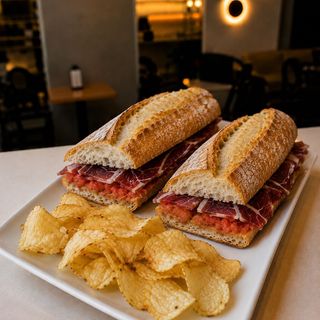B. Jamón Ibérico y Tomate
