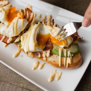 T. Huevos Benedict, Aguacate, Bacon y Rúcula