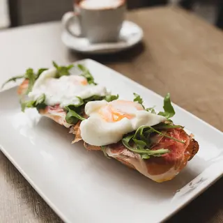 T. Huevos Benedict, Serrano y Rúcula