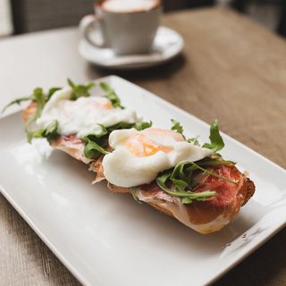 T. Huevos Benedict, Serrano y Rúcula