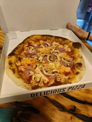 Pizza De Jamón Y Champiñones