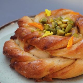 Cinnamon Roll Pistachio / Rollo de Canela y Pistacho
