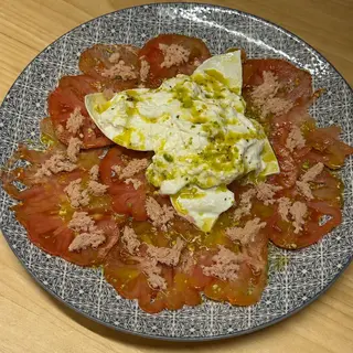 Bowl De Tomate, Burrata Y Atún