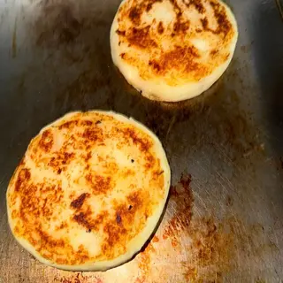 Tortilla yuca con chicharrón. 