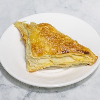 Hojaldre de mechada, queso ahumado y mermelada de higo.
