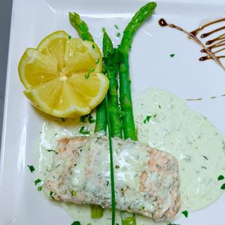 Filetto De Salmone Con Crema Y Asparagus
