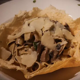 Tagliatteli en cesta de parmesano