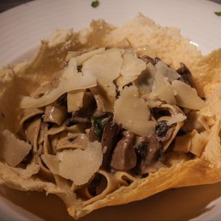 Tagliatteli en cesta de parmesano