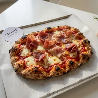Pinsa De Jamón Serrano Y Mozzarella
