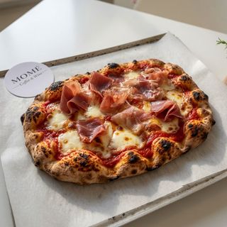 Pinsa De Jamón Serrano Y Mozzarella