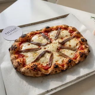 Pinsa De Anchoas Y Mozzarella