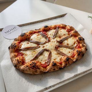 Pinsa De Anchoas Y Mozzarella