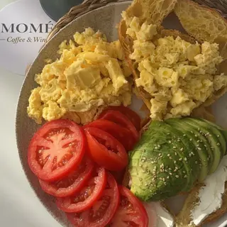 Tostadas Con Huevo Revuelto Y Aguacate