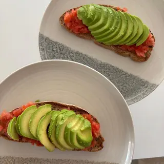 Tostada De Aguacate Y Tomate