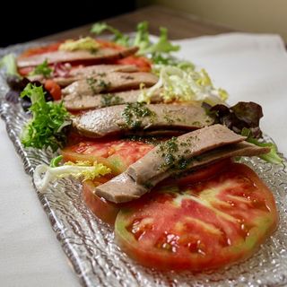 Ensalada de tomate rosa con ventresca