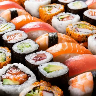 Combo 2 de sushi (64 pzs. + gyozas + rollitos de primavera)