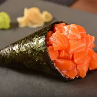 Temaki de salmón (1 ud.)