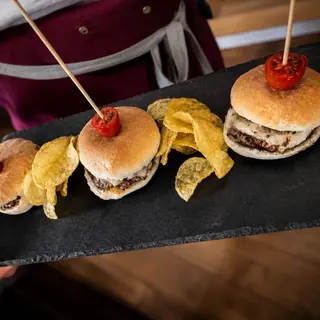 3 Mini Hamburguesas Con Carne Adobada Por La Casa
