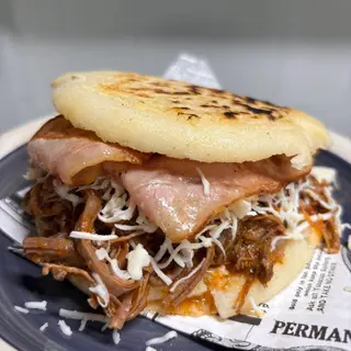 Arepa desmechada COn bacon
