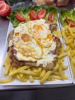 Milanesa De Ternera Con Ensalada Mixta Y Huevo Frito (Para 2 Personas)