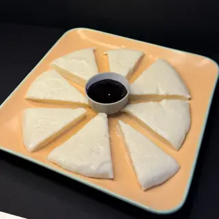 Rueda De Queso De Mano Con Salsa Arándanos