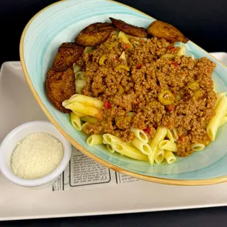 Plato De Pasta Con Salsa Boloñesa De La Casa