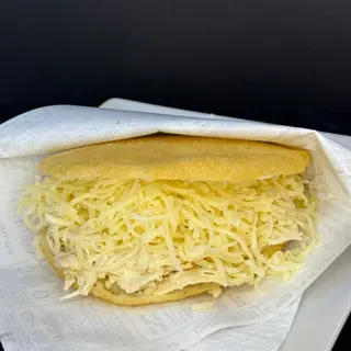Arepa De Pollo Blanco Y Queso (1 Ud.)