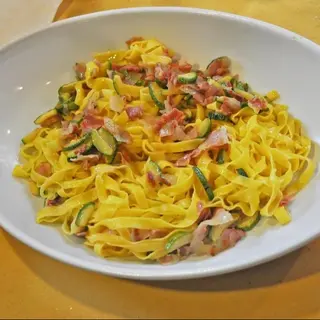 Pasta con calabacín y tocino