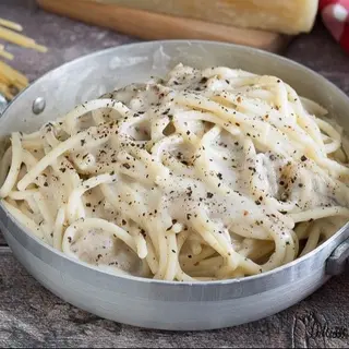 Pasta con cacio y pepe