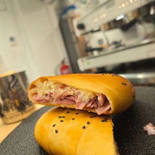 Cachito De Jamón con Queso Crema