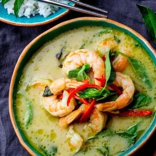 Curry Verde Con Gambas y arroz blanco