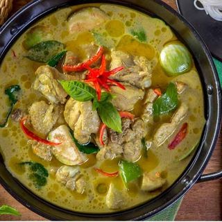 Curry Verde Con Pollo y arroz blanco 