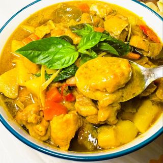 Curry Amarillo Con Pollo y arroz blanco 