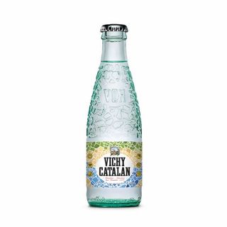 botella de agua con gas de vidrio