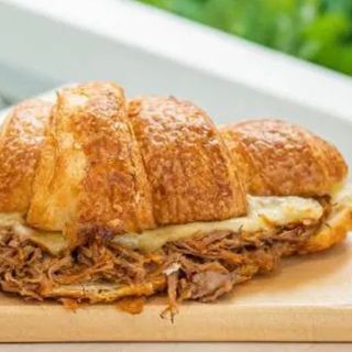 Croissant De Carne Mechada