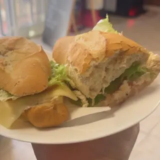 Bocadillo De Pollo Desmenuzado