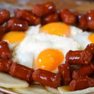 Huevos Rotos Con Patatas Y Chistorra