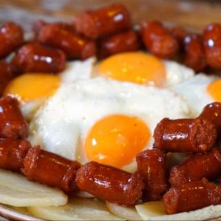 Huevos Rotos Con Patatas Y Chistorra