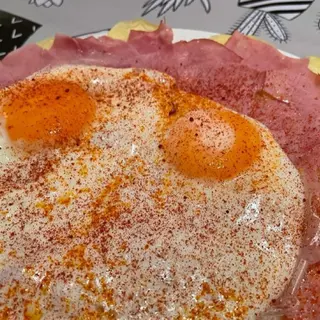 Huevos Rotos Con Patatas Y Lacón