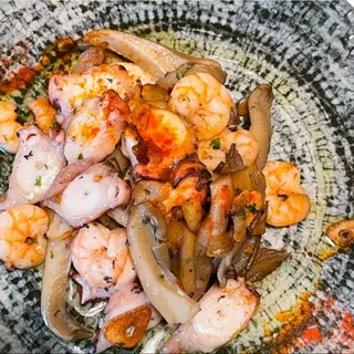 Salteado De Pulpo Con Setas Y Gambas