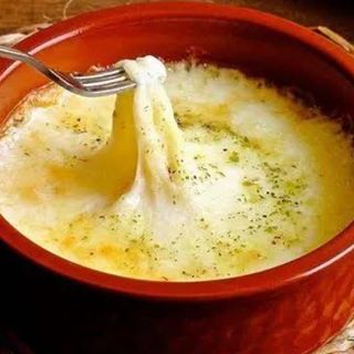 Queso Provolone Con Patatas Fritas Y Pan