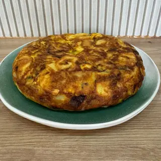 Cuña de Tortilla De Papa Con Cebolla Y Perejil