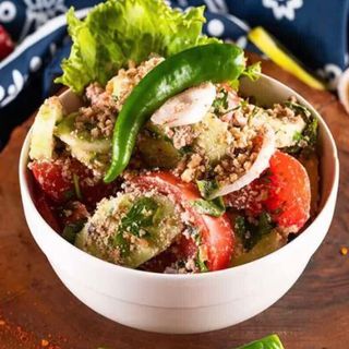 კიტრი პომიდვრის სალათა ნიგვზით