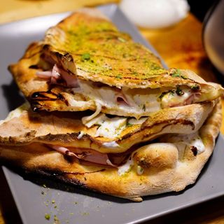 Panuozzo pizza sandwich Royal Missive